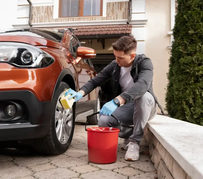 Lavage auto à domicile Mareil-sur-Loir : professionnel intervenant sur un véhicule